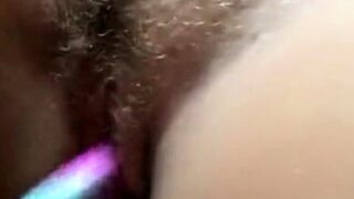 Горячая блондинка мастурбирует волосатую вагину до оргазма