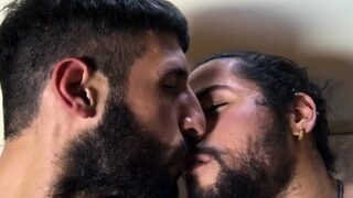Бородатые геи страстно целуются и сосут члены